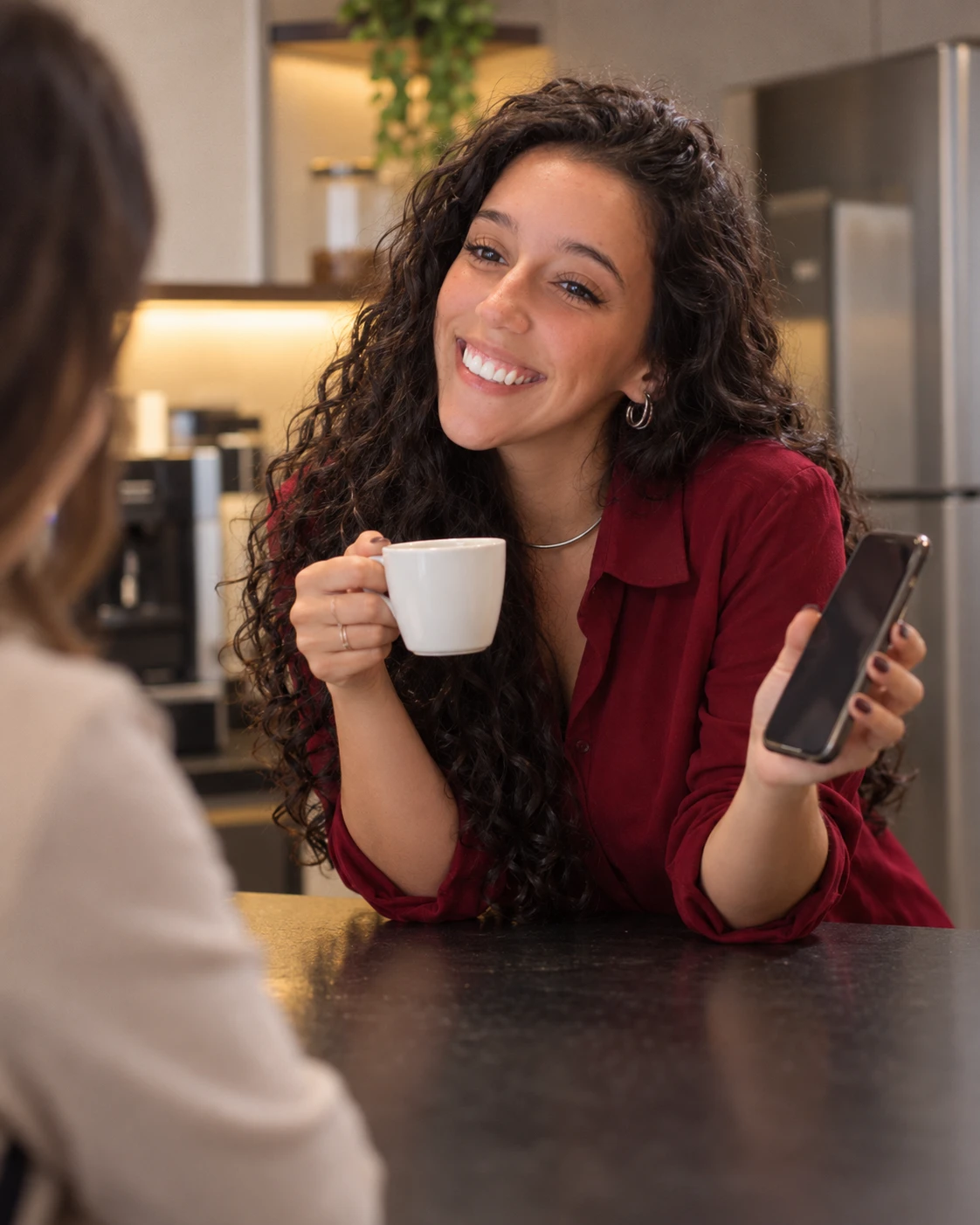 Duda com o celular na mão, conversando